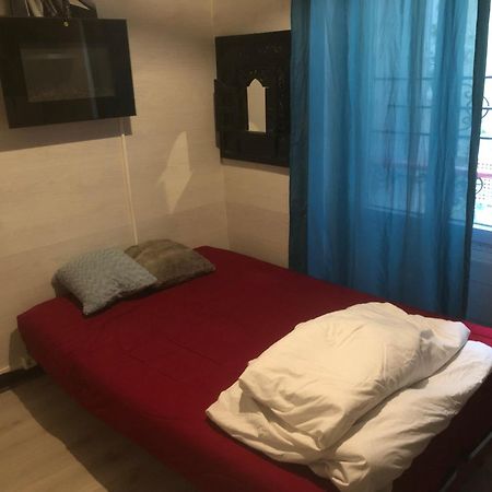 Studio "Maryline" Sejours Parisiens Abordables - Rez De Chaussee Sur Beau Patio Ombrage- Accessible Handcaps - Grand Canape-Lit Clic Clac 2 Places - Cuisine Equipee - Salle De Bains - 5 Minutes Du Metro Brochant Ligne 13,Bus 74 Et 31 Exterior foto