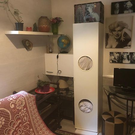 Studio "Maryline" Sejours Parisiens Abordables - Rez De Chaussee Sur Beau Patio Ombrage- Accessible Handcaps - Grand Canape-Lit Clic Clac 2 Places - Cuisine Equipee - Salle De Bains - 5 Minutes Du Metro Brochant Ligne 13,Bus 74 Et 31 Exterior foto