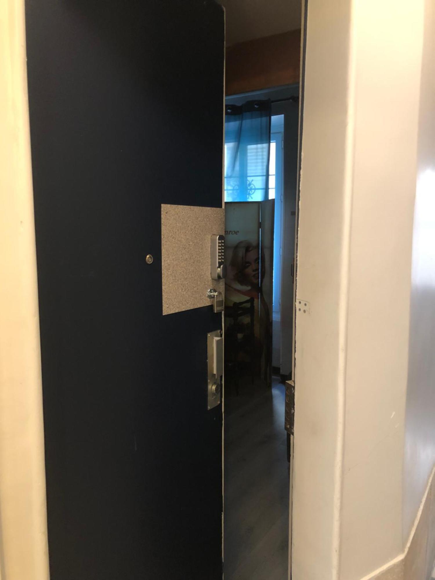 Studio "Maryline" Sejours Parisiens Abordables - Rez De Chaussee Sur Beau Patio Ombrage- Accessible Handcaps - Grand Canape-Lit Clic Clac 2 Places - Cuisine Equipee - Salle De Bains - 5 Minutes Du Metro Brochant Ligne 13,Bus 74 Et 31 Exterior foto